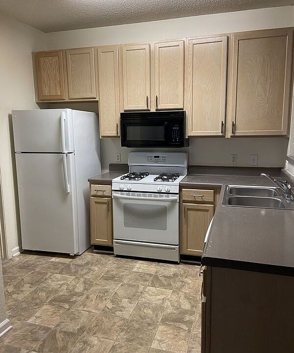 1st image of 811 Brassie Ln APT B