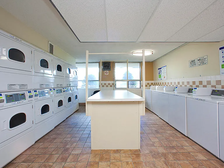 350 Elliott St E — Photo 8
