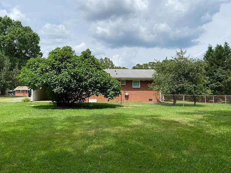 103 Pine Tree Dr — Photo 2