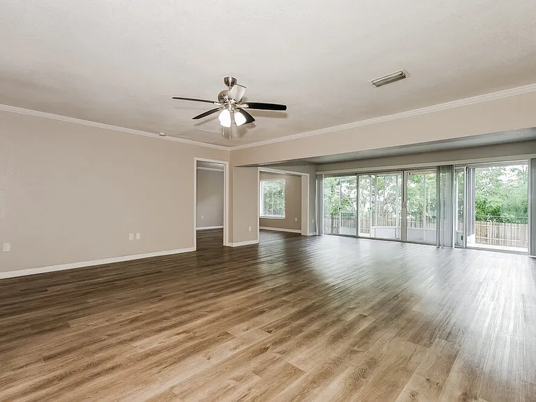 1033 Campbell Ave — Photo 9