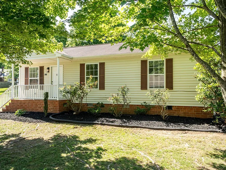 830 Oxford Ln — Photo 2