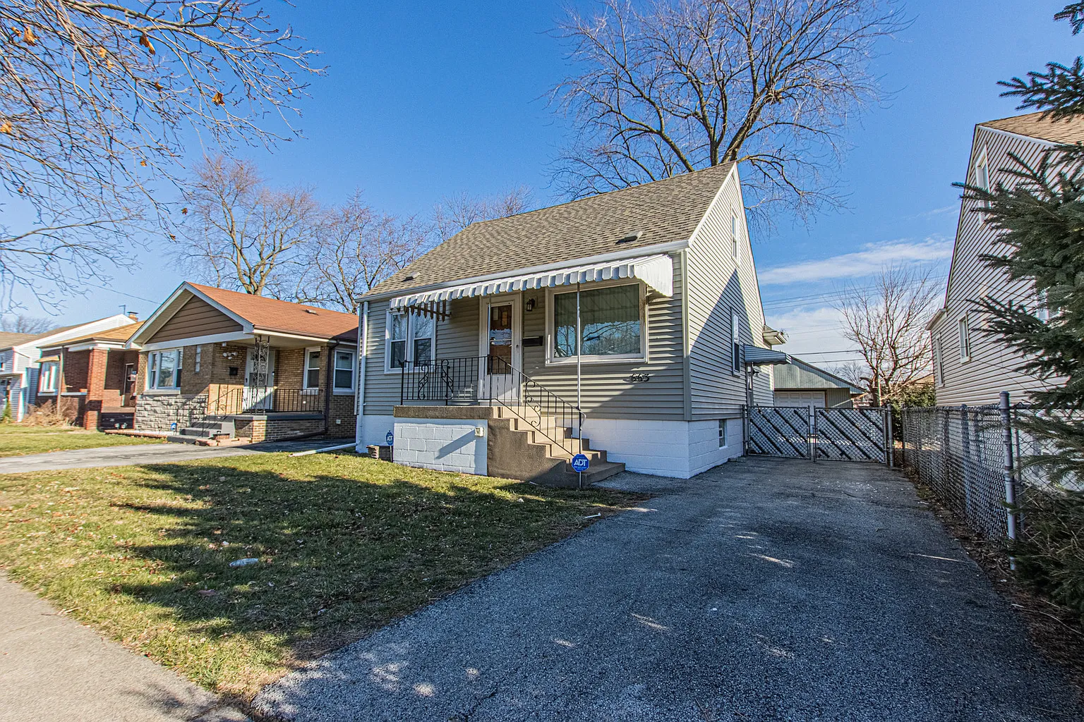 663 Greenbay Ave photo 1