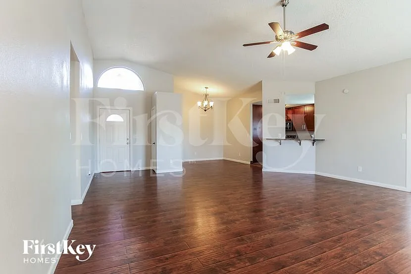 3 bed, 2.0 bath, 1442 sqft, $2,030 — Photo 2