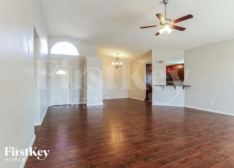 515 E Renee Dr — Photo 2