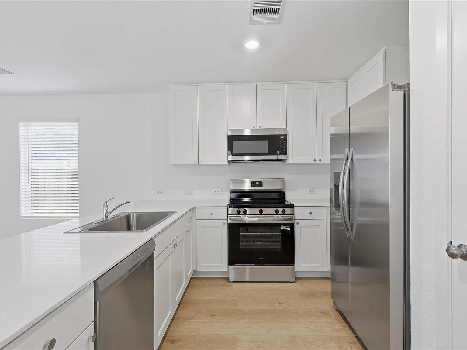 3 bed, 2.5 bath, 1360 sqft, $1,750 — Photo 4