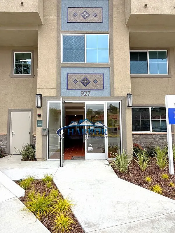 Building Photo - 927 Deep Valley Dr #203