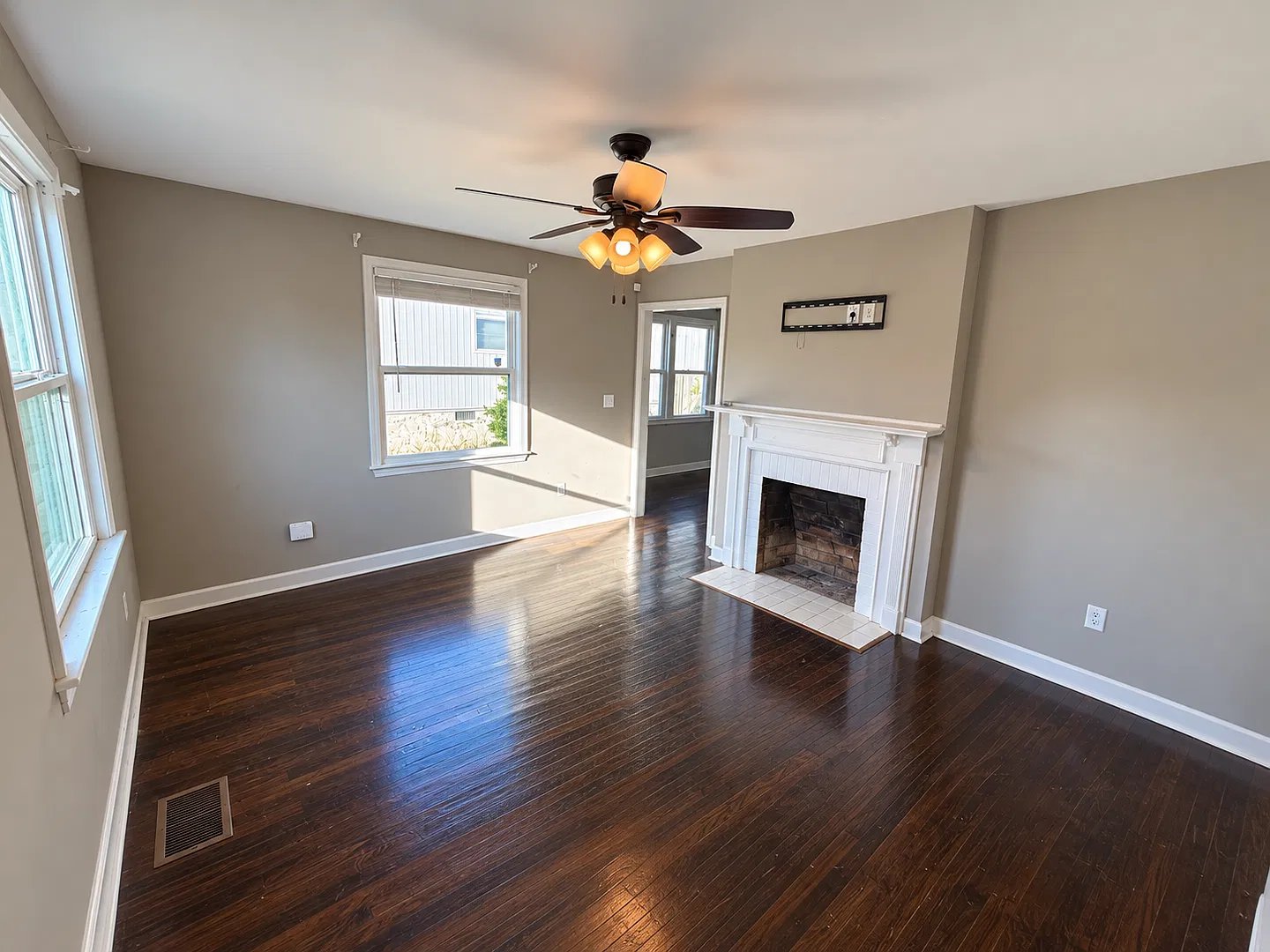 Updated 3 Bedroom / 2 Bathroom Home Near Campus! — Photo 2