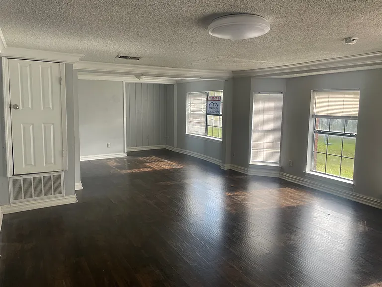 4831 Community Ave — Photo 2