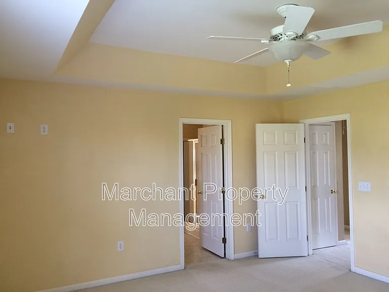 305 Londonderry Ct — Photo 10