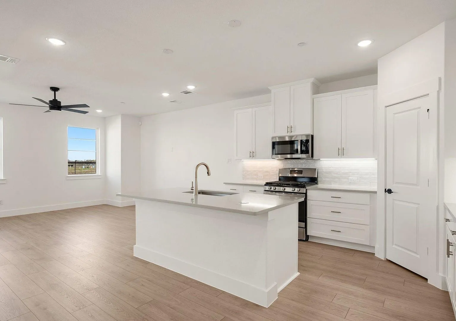 3 bed, 2249 sqft, $3,100 — Photo 3