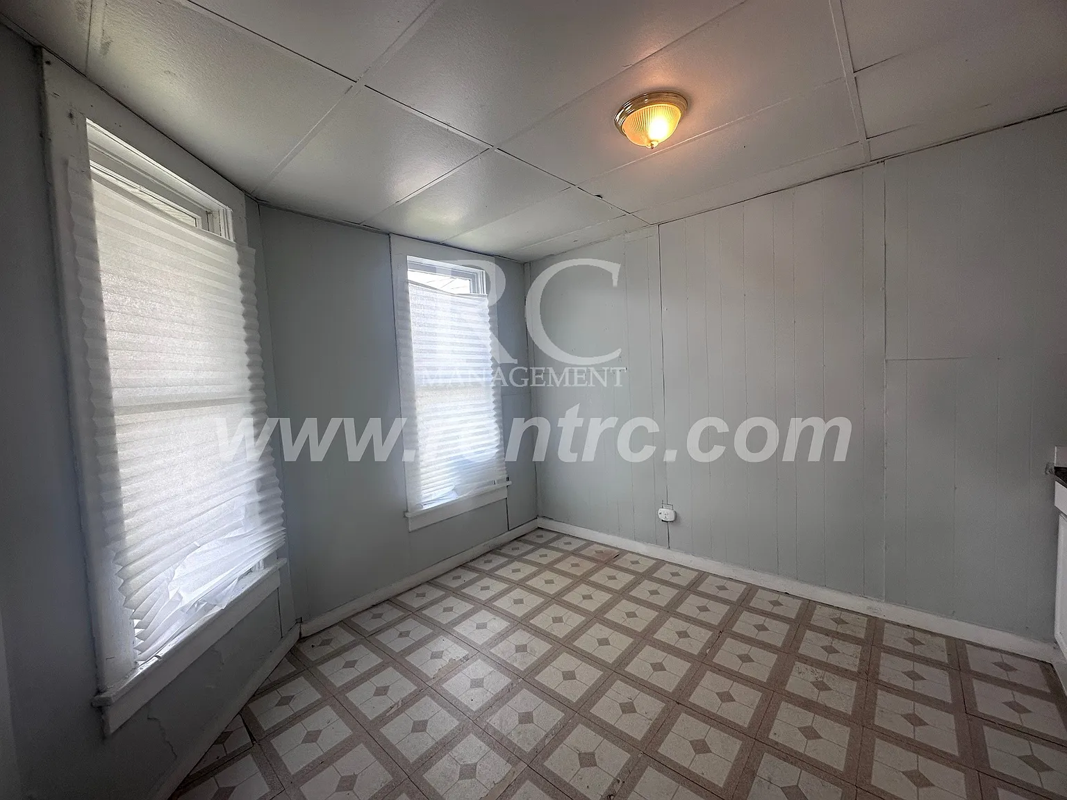 2 bed, 900 sqft, $695 — Photo 2