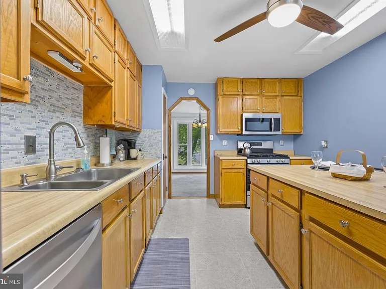 13501 Kelmont Ct — Photo 7