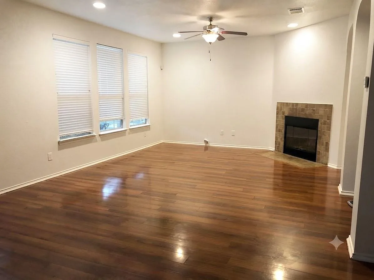 4 bed, 2.5 bath, 2210 sqft, $2,300 — Photo 4