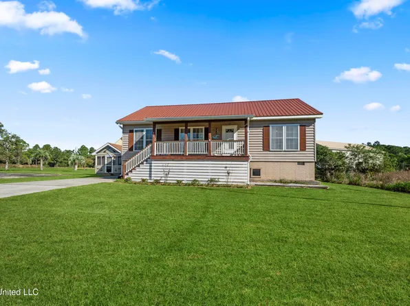 210 Pine Ridge Dr, Waveland, MS 39576
