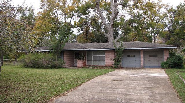 1st image of 305 Southern Oaks Dr