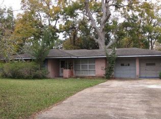 305 Southern Oaks Dr, Lake Jackson, TX 77566