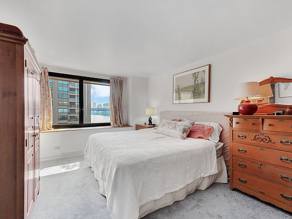 5th image of 531 Main St #1127
