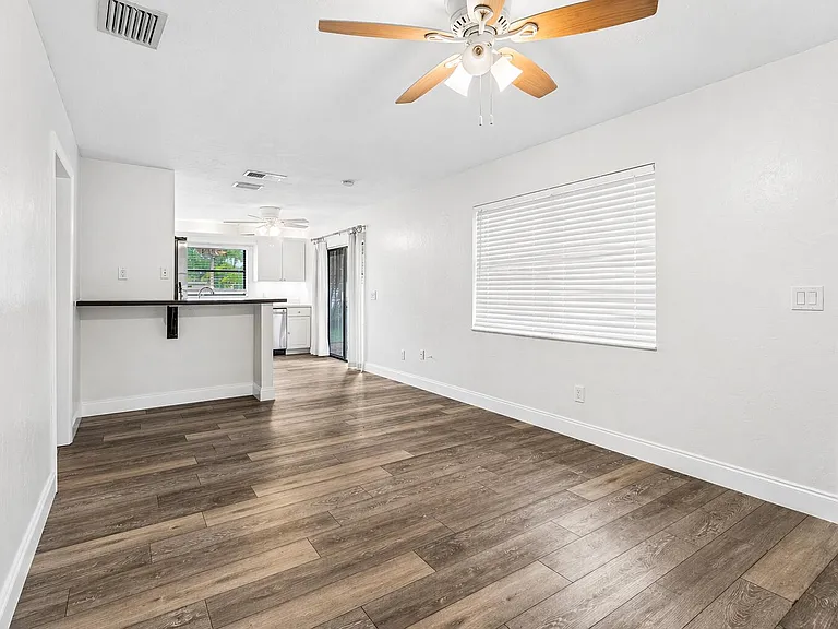 2103 N Palm Cir — Photo 12