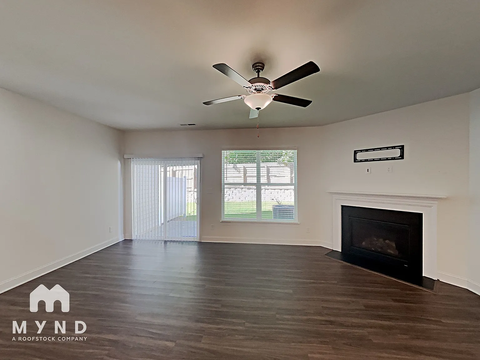 3 bed, 2.5 bath, 1877 sqft, $2,115 — Photo 2
