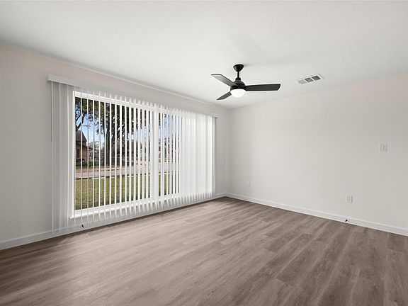 5th image of 3838 Daphne St