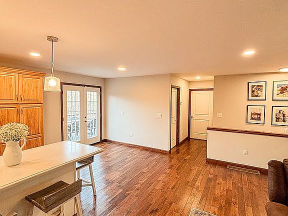 5th image of 567 Alexander Rd