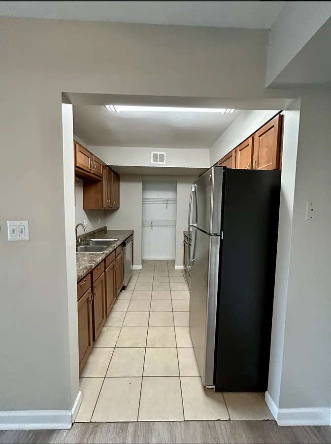 Building Photo - 127 Abbey Ln #C6