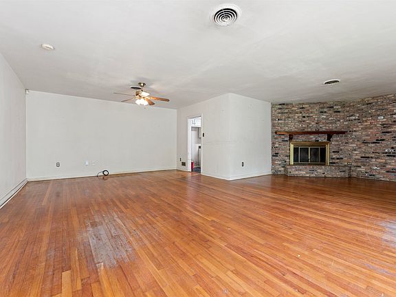 4th image of 1634 S Acadian Thwy