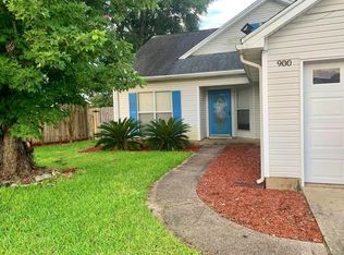 900 Elizabeth Ln, Shalimar, FL 32579