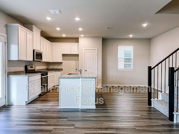 4th image of 921 Portina Dr