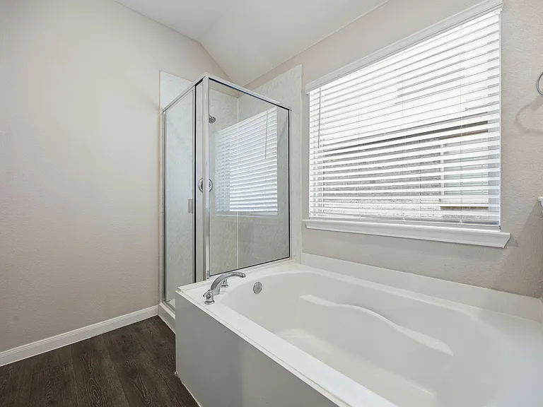 3921 Oak Creek Cir — Photo 20