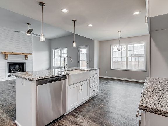 3rd image of 922 S Pindall Ln