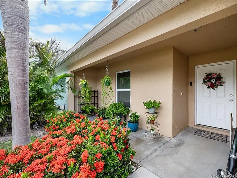 1529 NE Sunview Ter — Photo 1