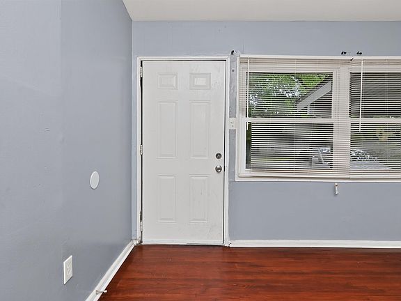 5th image of 18 Windsor Dr