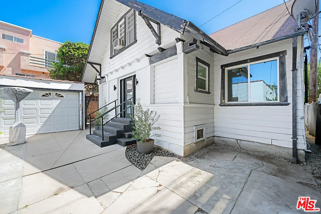 3 bed, 3.0 bath, 1500 sqft, $4,995 — Photo 3