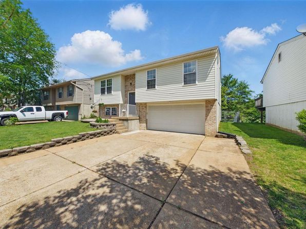 241 Green Jade Estates Dr, Fenton, MO 63026
