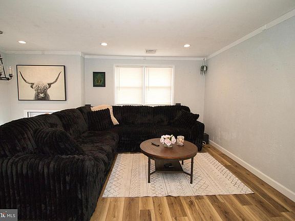 3rd image of 30 Lindy Ln