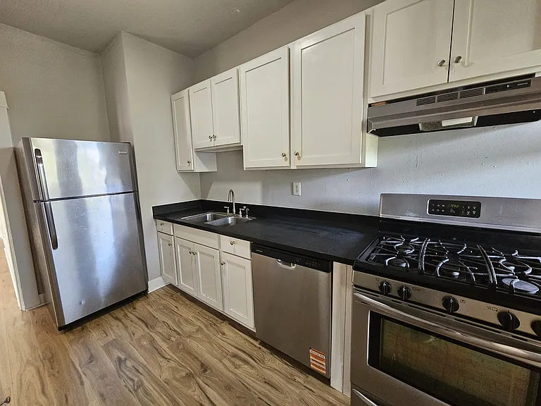 1915 E Cherry St #D — Photo 12