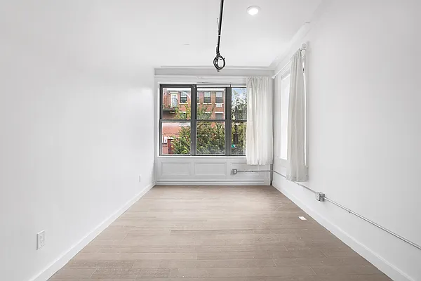 Rented by Safdie Realty Group | media 23