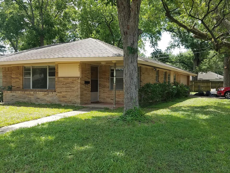 Corner Lot Entry on Viking Drive Garage on Mall Drive