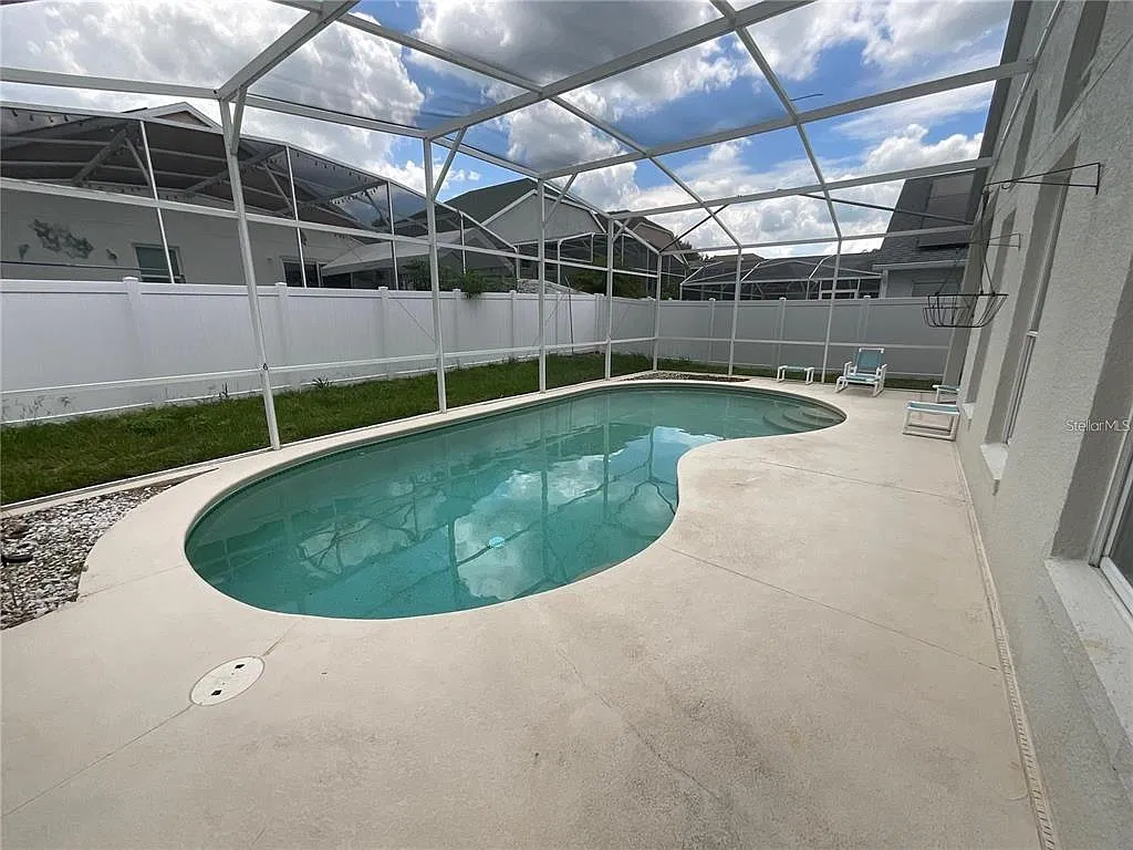 4 bed, 3.0 bath, 2269 sqft, $2,600 — Photo 2