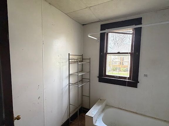 5th image of 604 S Jackson St