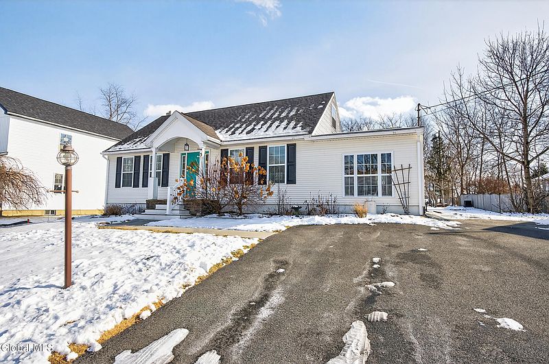 3rd image of 5 Dorchester Drive