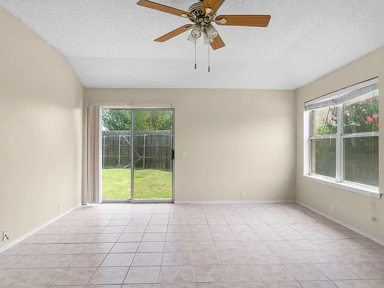 3300 Creekwood Dr — Photo 7