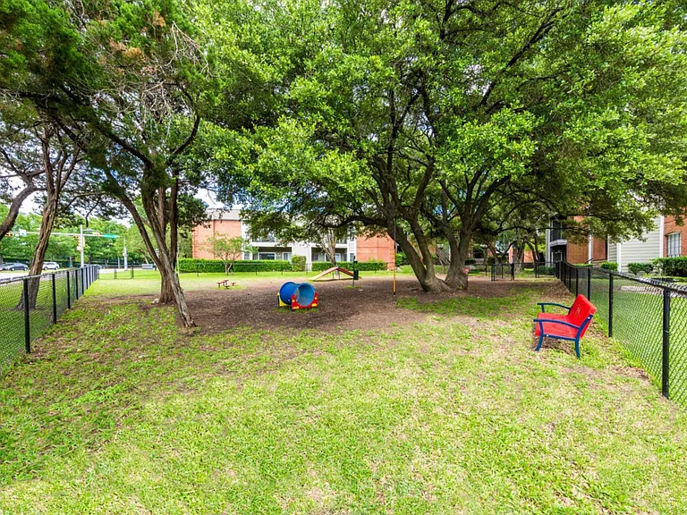 Arboretum Oaks — Photo 18
