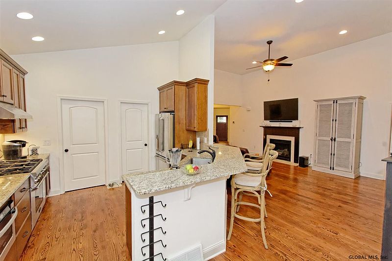 4th image of 36 MILLTOWNE Drive