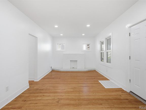 4th image of 16139 Inverness St