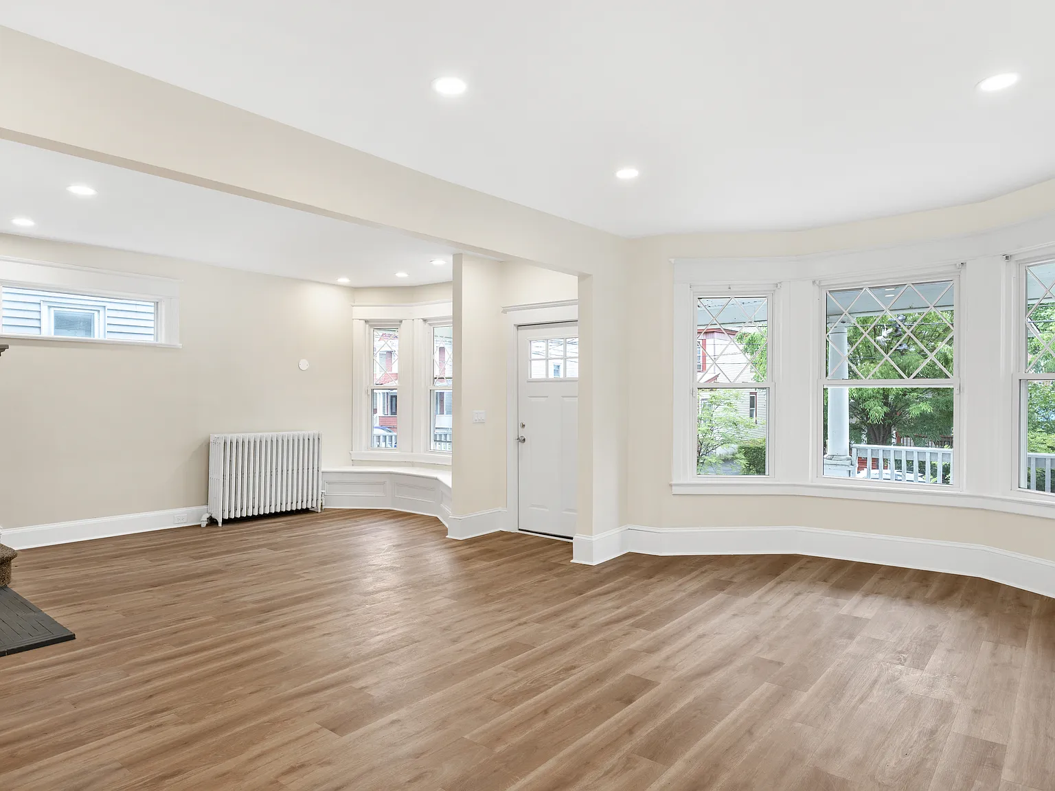 4 bed, 1.5 bath, 3012 sqft, $2,400 — Photo 2