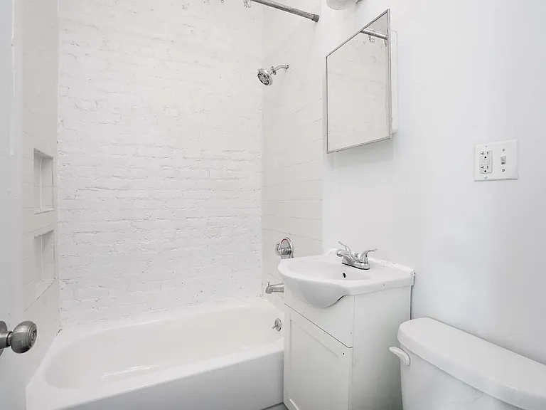 522 E 11th St #23 — Photo 8