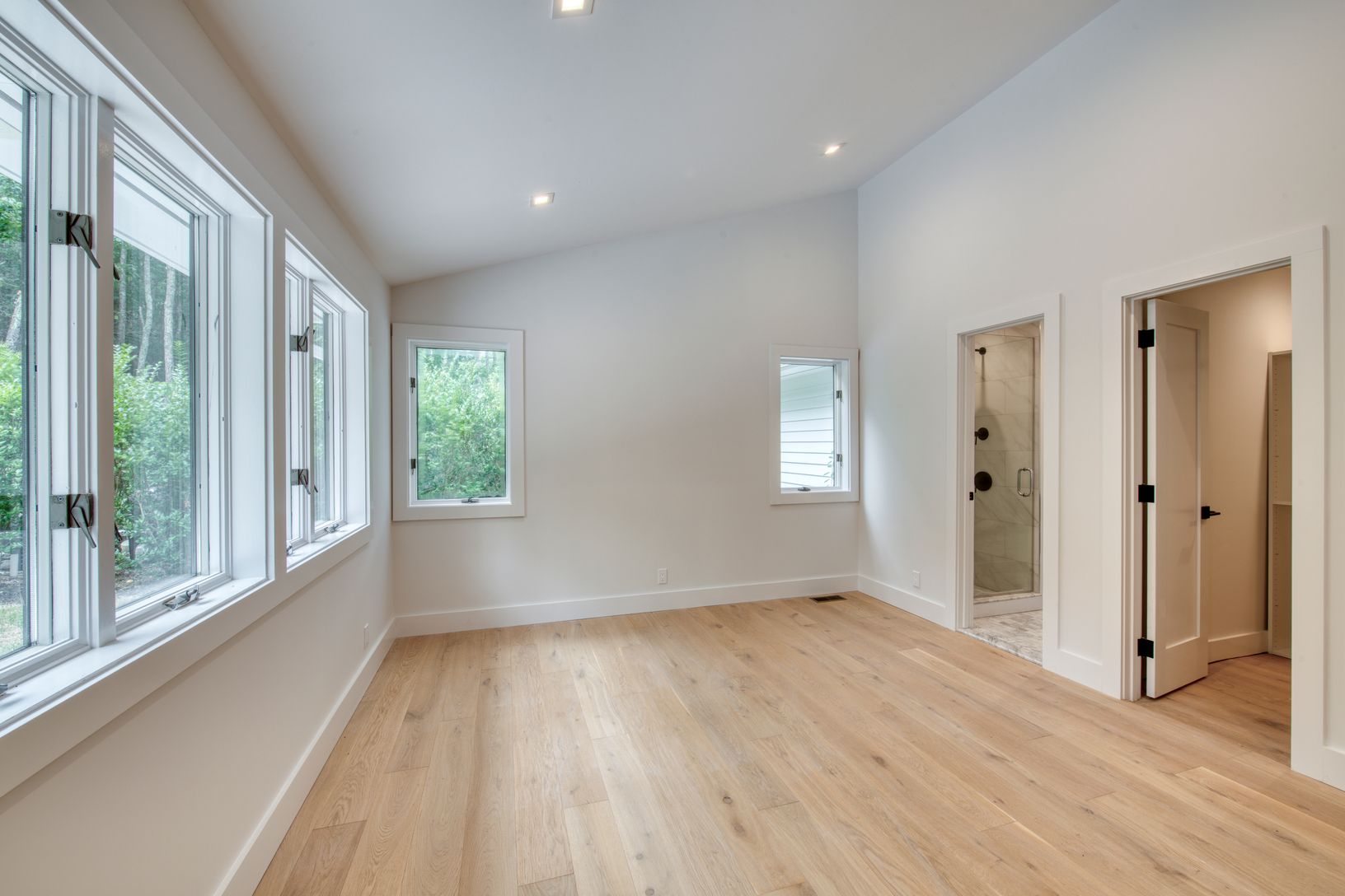  Primary Bedroom w/ En Suite bath and Closet