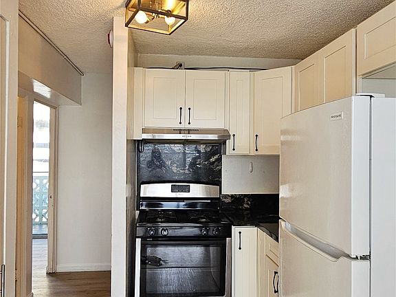 5th image of 2120 Fern St APT 204